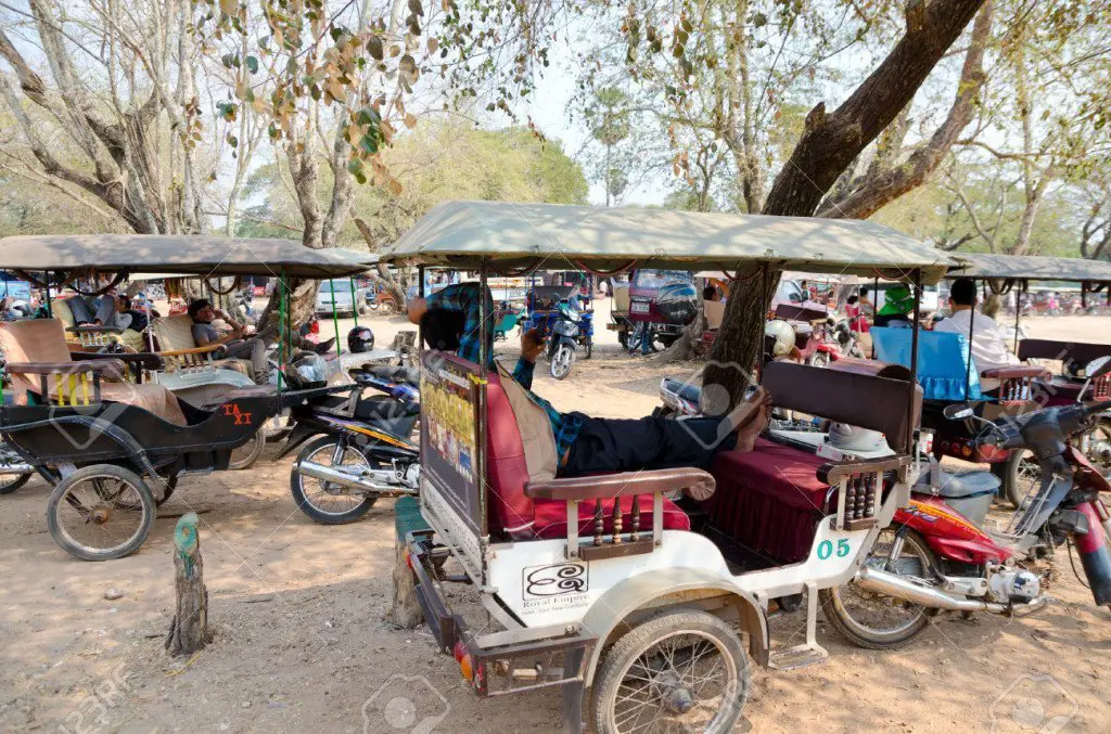 There are lots of tourists and almost all of them get a tuk tuk and they end up all waiting in the same areas so make sure you remember what your tuk tuk looks like. 