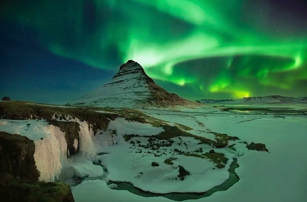 Iceland aurora in Kirkjufellsfoss