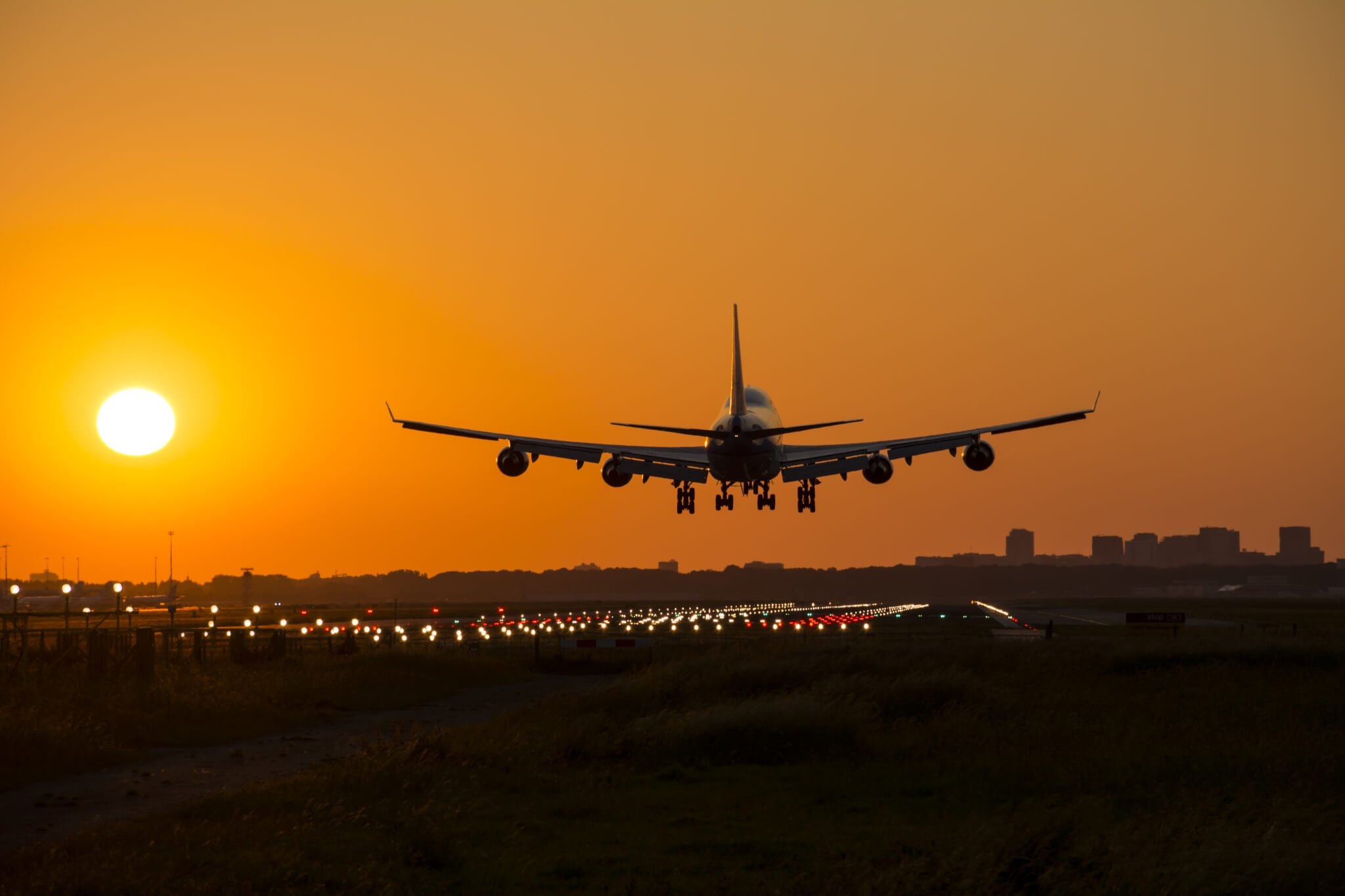 Aterrizaje de puesta de sol de avión