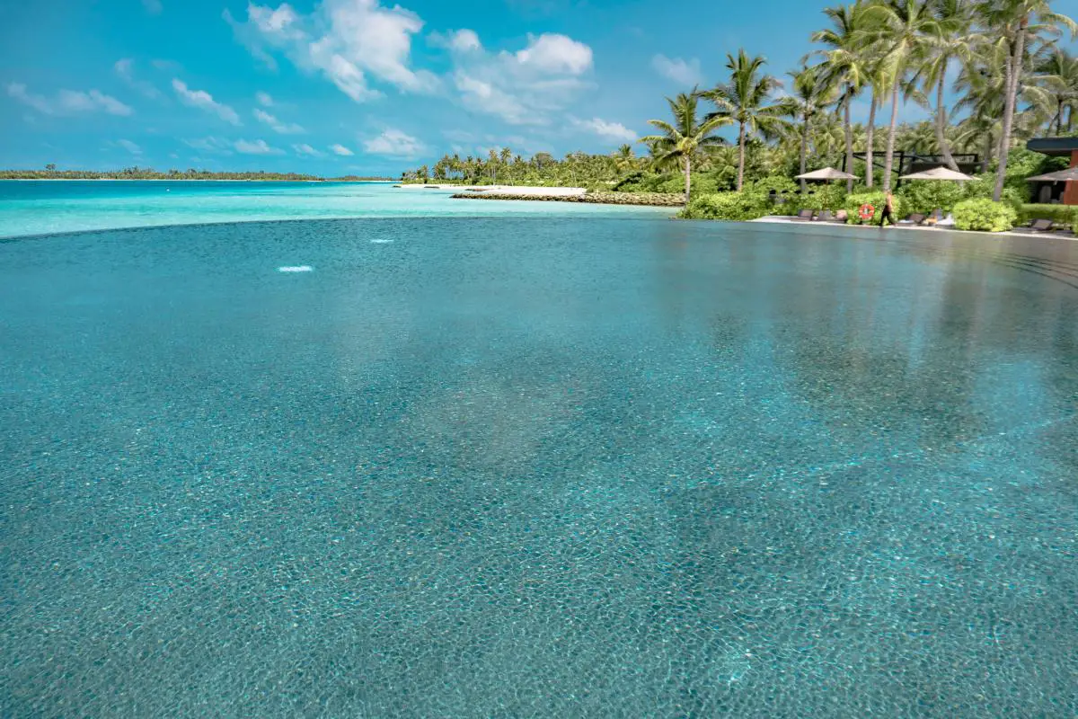ritz carlton maldives pool